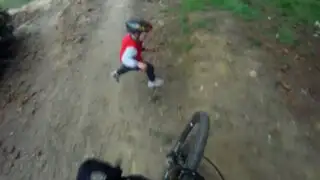 VIDEO: niño ocasiona trágico accidente en competición de downhill