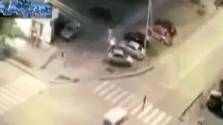 VIDEO: vehículo atropella a sujeto y luego choca contra poste de luz