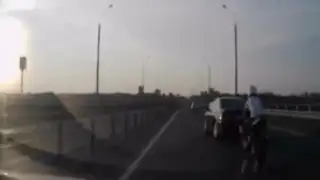 VIDEO: motociclista choca contra un auto pero salva de morir milagrosamente