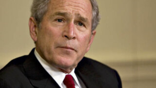 George W. Bush se sumó a campaña del balde de agua fría y retó a Bill Clinton