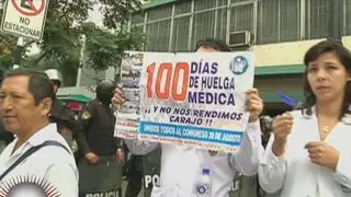 Médicos llevan más de 100 días de huelga, pero cobran puntualmente su sueldo