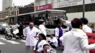 Centro de Lima: médicos huelguistas continúan bloqueando calles
