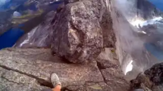 VIDEO: sujeto se graba caminando al borde de la montaña mas alta en Noruega