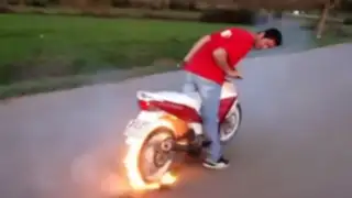 VIDEO: joven incendia las llantas de su motocicleta para imitar a Ghost Rider