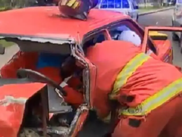 Lince: conductor quedó atrapado en su vehículo tras estrellarse contra un árbol