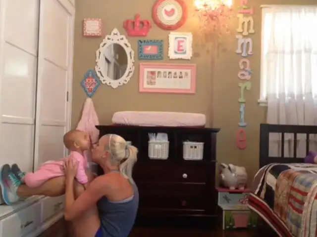 Madre que muestra cómo hacer ejercicios con los bebés se vuelve viral