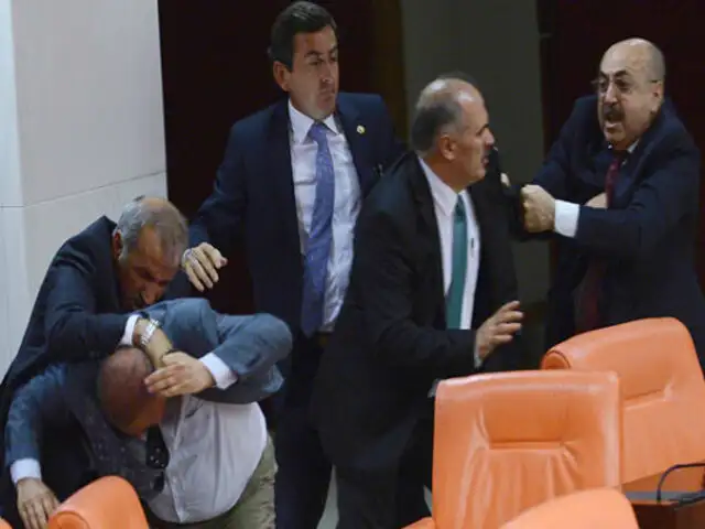 Turquía: parlamentarios protagonizaron violento enfrentamiento en pleno debate