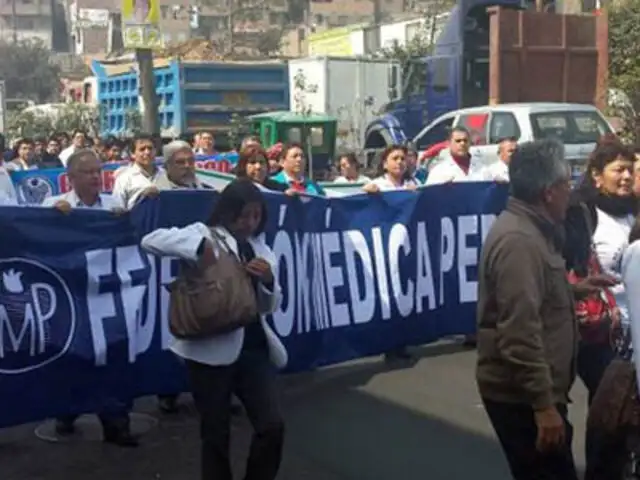 ATE: médicos del Ministerio de Salud en huelga bloquearon la Carretera Central