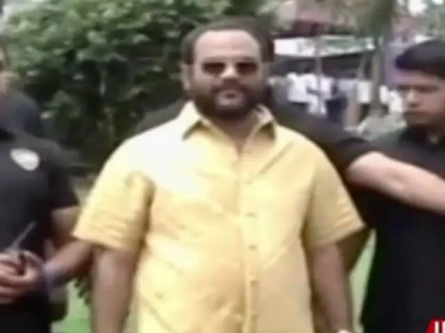 VIDEO: empresario textil se regala camisa de oro en la India