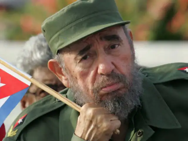 Cuba: Fidel Castro firma manifiesto en 