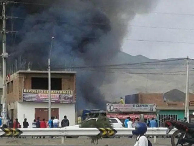Voraz incendio consume depósito de llantas en la Panamericana Sur