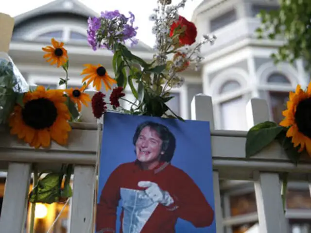 FOTOS: fans rinden homenaje a Robin Williams en la casa “Mork & Mindy”