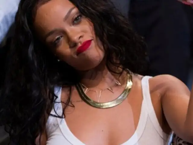 Foto de Rihanna tocándose sensualmente la entrepierna ‘incendia’ las redes