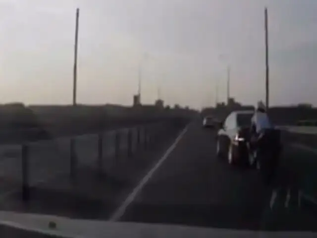 VIDEO: motociclista sorprende con espectacular pirueta en carretera
