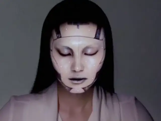 Mujer cambia de rostro en minutos gracias a sorprendente maquillaje digital