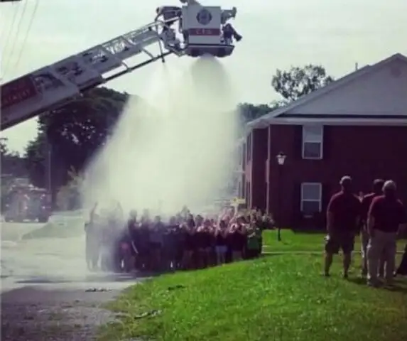 Un grupo de bomberos se electrocutó por realizar reto Ice Bucket Challenge