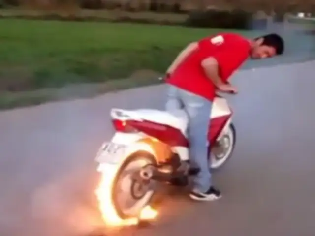 VIDEO: joven incendia las llantas de su motocicleta para imitar a Ghost Rider