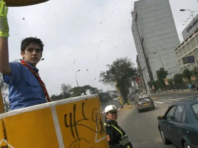 Jóvenes scouts dirigen tránsito vehicular en Lima y Callao