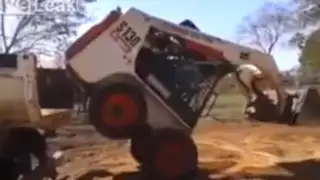 VIDEO: operador de mini-excavadora realiza súper maniobra en tiempo récord