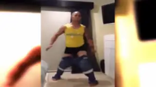 VIDEO: sujeto intenta subirse los pantalones sin ayuda de sus manos
