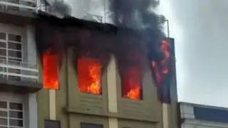 Incendio de proporciones consume departamento ubicado en la Av. Wilson