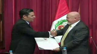 Carlos Bruce condecora a alcalde peruano gay de Long Beach en el Congreso