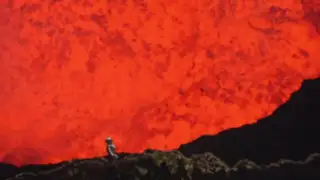 VIDEO: sujeto desafía la naturaleza y se esconde dentro de un volcán activo