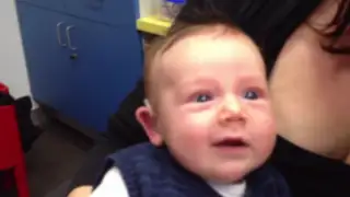VIDEO: bebé con sordera sonríe al escuchar por primera vez la voz de su mamá