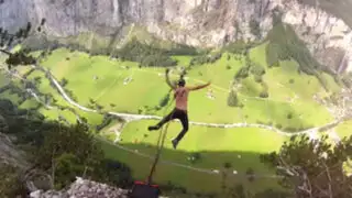 Rusia: joven realiza espectacular salto con paracaídas enganchado a su piel