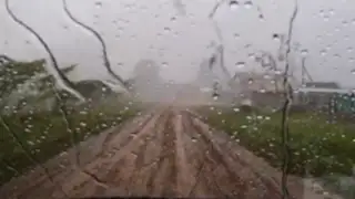VIDEO: tornado destruye su casa segundos después que saliera con su auto
