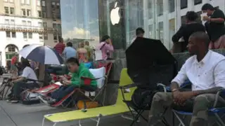 Japoneses esperan el nuevo iPhone 6 acampando cerca de tiendas Apple
