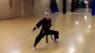 VIDEO: niña sorprende con su intenso estilo de practicar karate