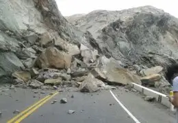 Arequipa: deslizamiento de rocas restringe tránsito en Panamericana Sur