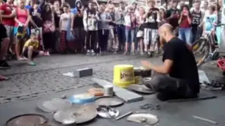 VIDEO: baterista utiliza objetos encontrados en la calle para tocar techno