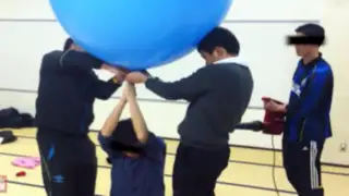 VIDEO: japoneses utilizan un globo de aire para esconder a su amigo