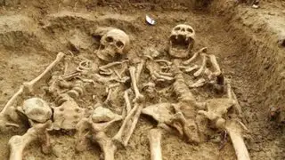 Reino Unido: hallan esqueletos tomados de la mano desde hace 700 años