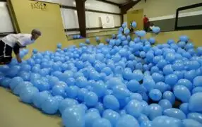 Deportistas realizaron trucos en un Skate Park con 5000 globos inflados