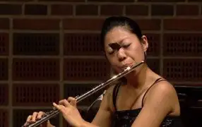 Flautista derrochó profesionalidad al seguir tocando con mariposa en su rostro