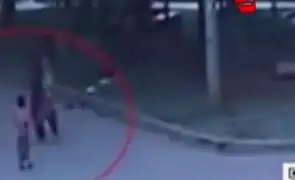 Hombre estrelló contra el suelo a un niño en China