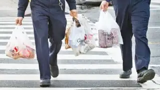 Prohíben uso de bolsas de plástico desechables en California