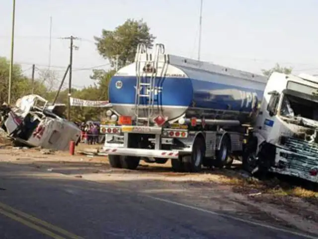 Choque frontal entre combi y camión deja once muertos en Argentina