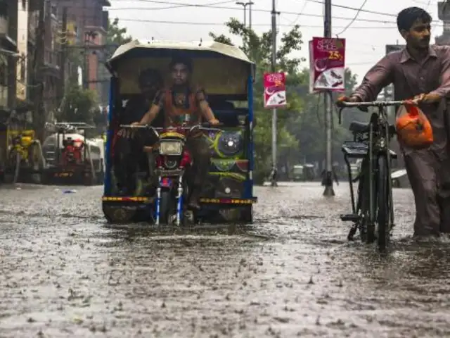 Reportan más de 110 fallecidos por intensas lluvias en Pakistán