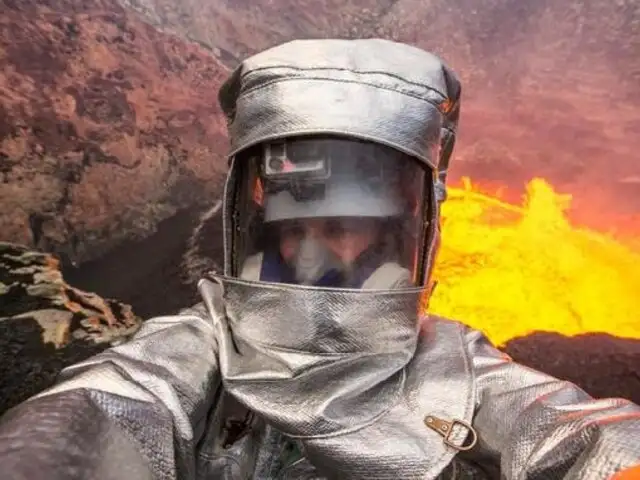 Joven se toma selfie extremo junto a un volcán en erupción