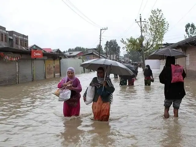 Al menos 300 muertos dejan terribles inundaciones en la India y Pakistán