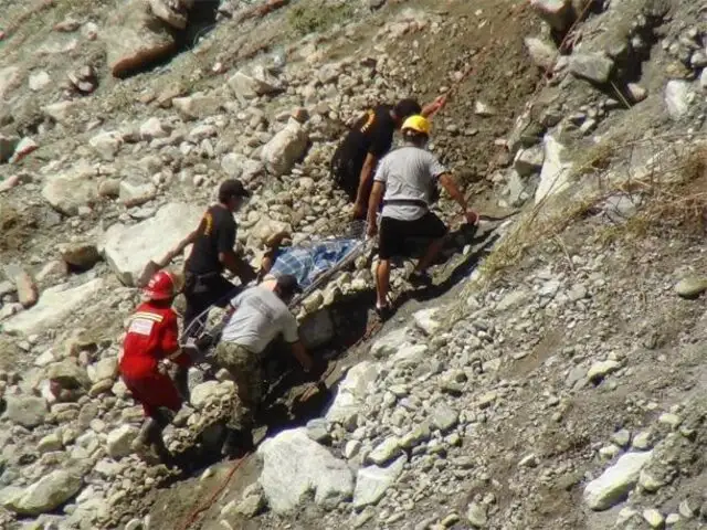 Reportan la muerte de al menos 20 personas tras volcadura de bus en Apurímac