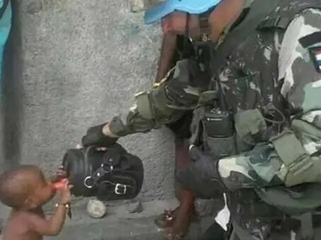 Conmovedora foto de un soldado dando agua a un niño en Haití da la vuelta al mundo