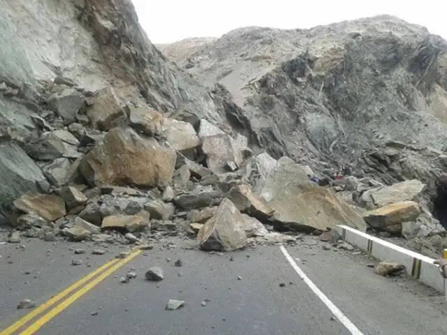 Arequipa: deslizamiento de rocas restringe tránsito en Panamericana Sur