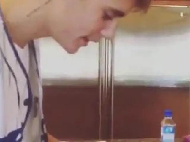 Cantante Justin Bieber muy amoroso cocina para su enamorada Selena Gómez