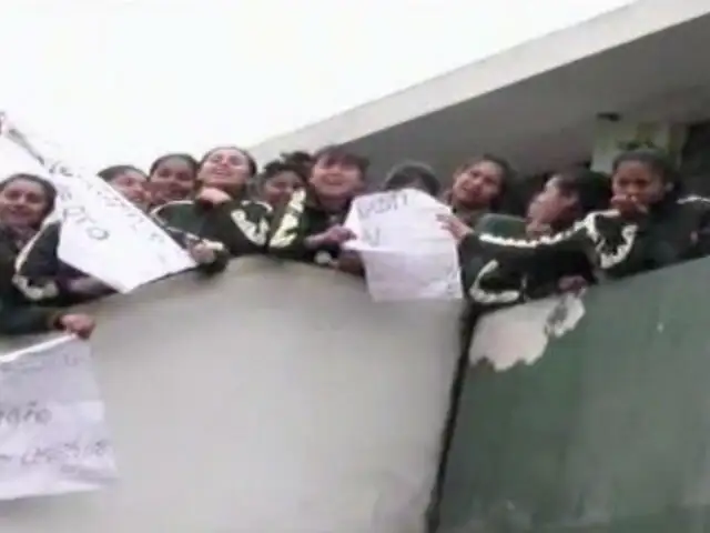 Rímac: alumnas y maestros protestan por colegio en ruinas