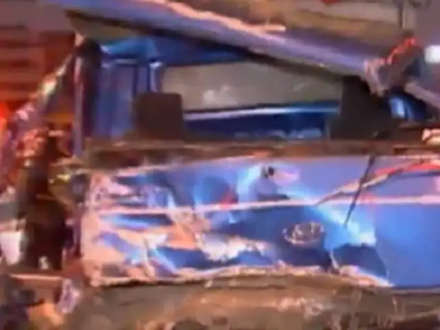 Choque entre tráiler y camión deja dos personas heridas en la Panamericana Sur